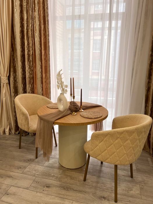 Стильный стол для гостиной