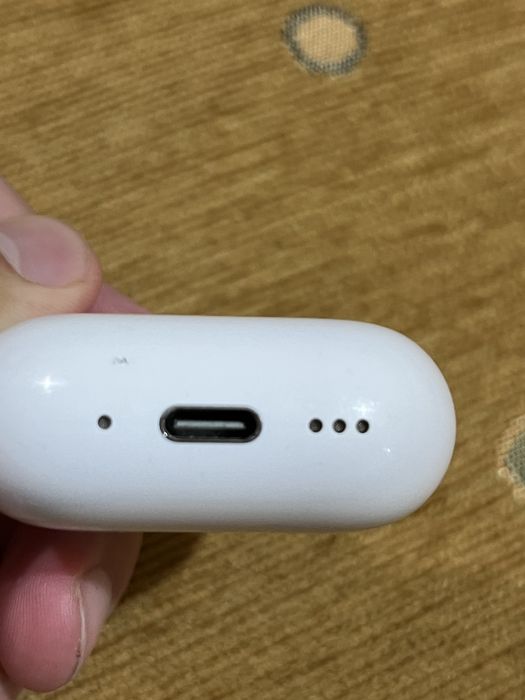 Airpods 4 ANC(active noice cancelling)