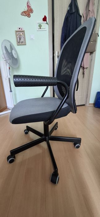 Scaun rotativ cu brațe pentru birou (gri și negru)
