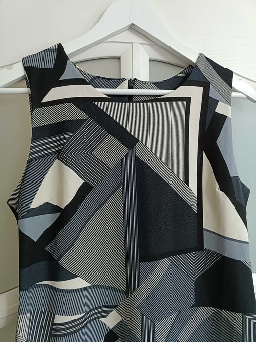 Rochie office geometrică și cardigan