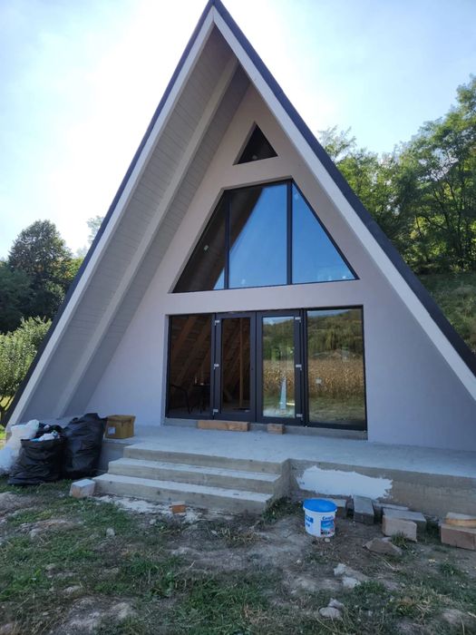 Cabana tip a model A-Frame -perfecta pentru munte vacanta foisoare
