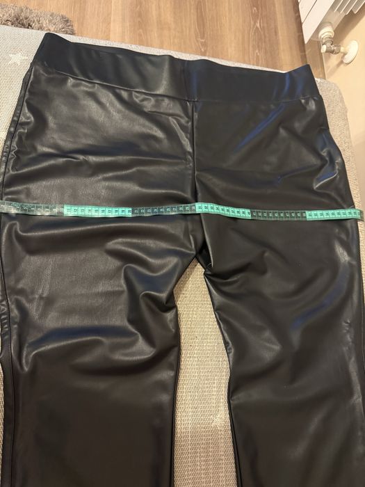 Ефектен дамски черен кожен клин