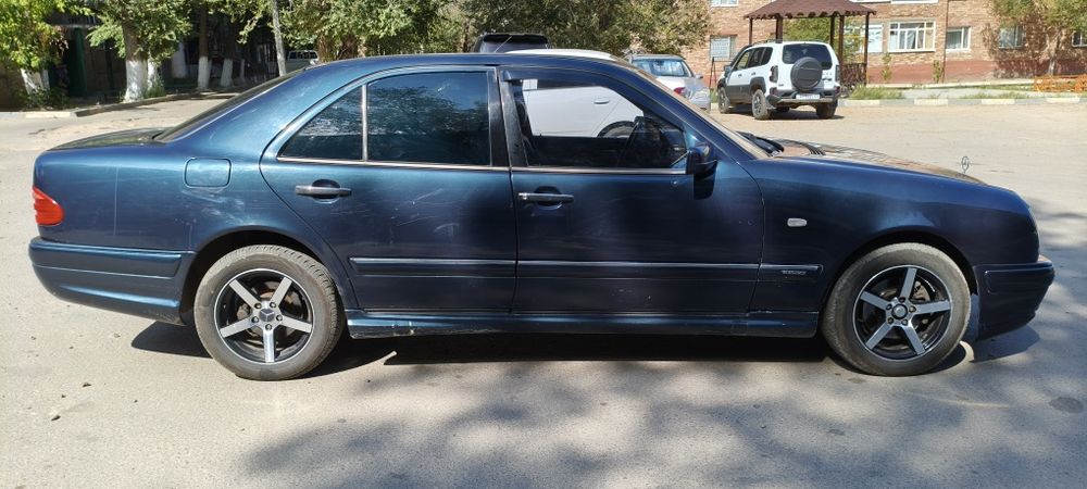 Mercedes-Benz E230/W210