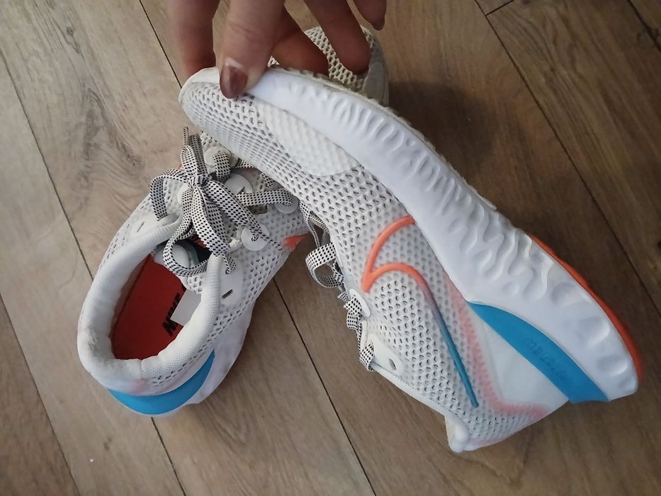Nike маратонки 361/2 размер