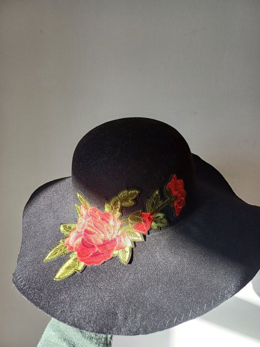 Pălărie neagră cu flori