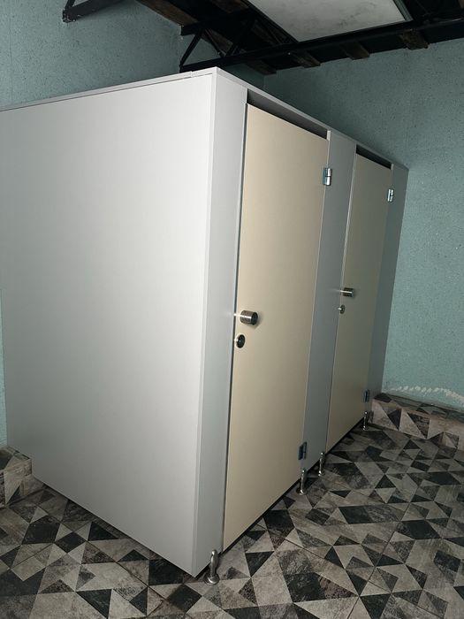 Кабинки в туалет