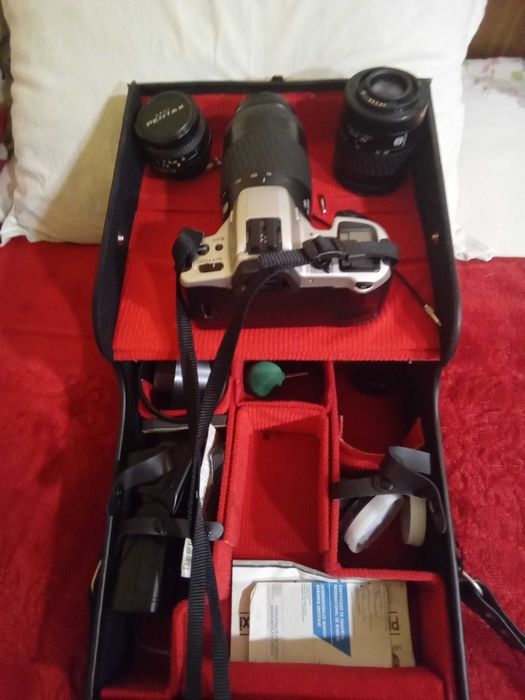 Фотографски комплект Minolta Dynax 500si – 3 обектива, светкавица и чанта