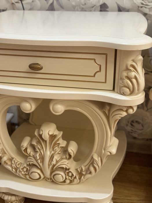 Кровать с прикроватнами тумбами