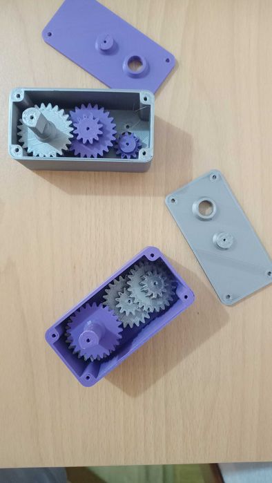 Кутия - редуктор със зъбни колела от пластмаса