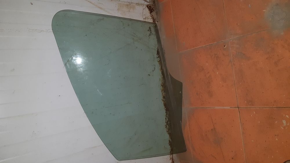 Продавам предно ляво стъкло за Citroen C3 2003г.