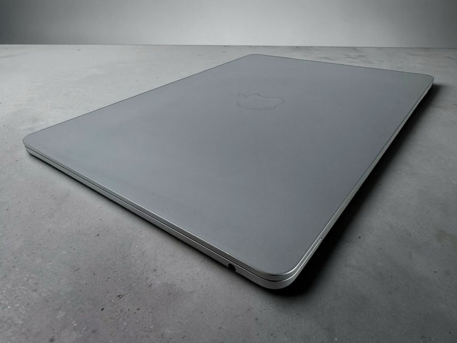 MacBook Air M3 13.6” M3 16RAM 256GB Space Gray 96% Battery!