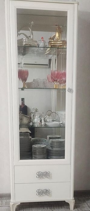 Шкаф-витрина в отличном  состоянии.
