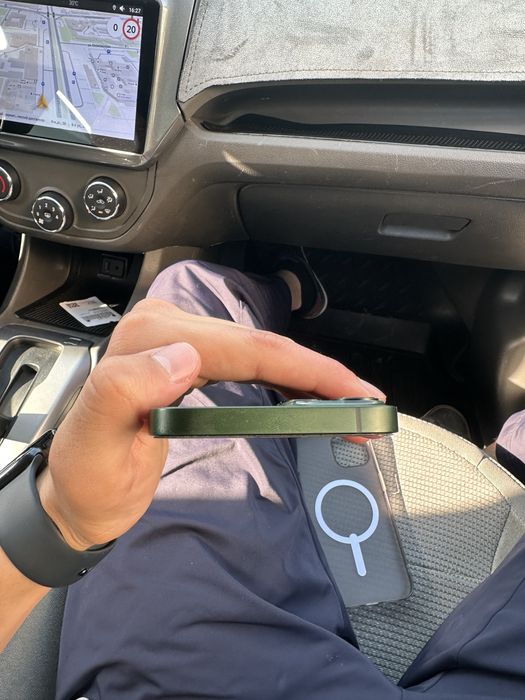 продам IPHONE 13