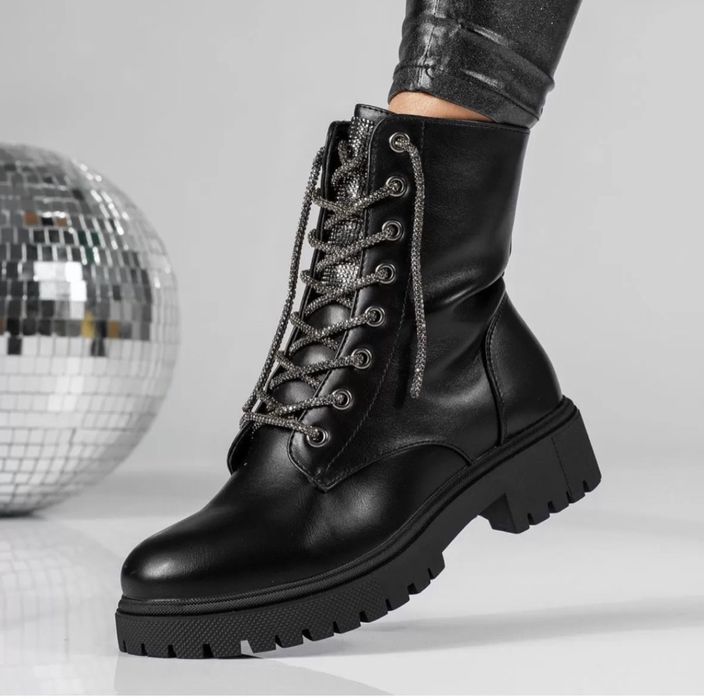 Боти с камъни