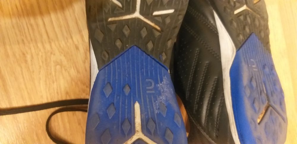 Adidasi ptr fotbal din piele