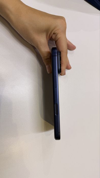 Продам Iphone 17 pro синий с гарантией