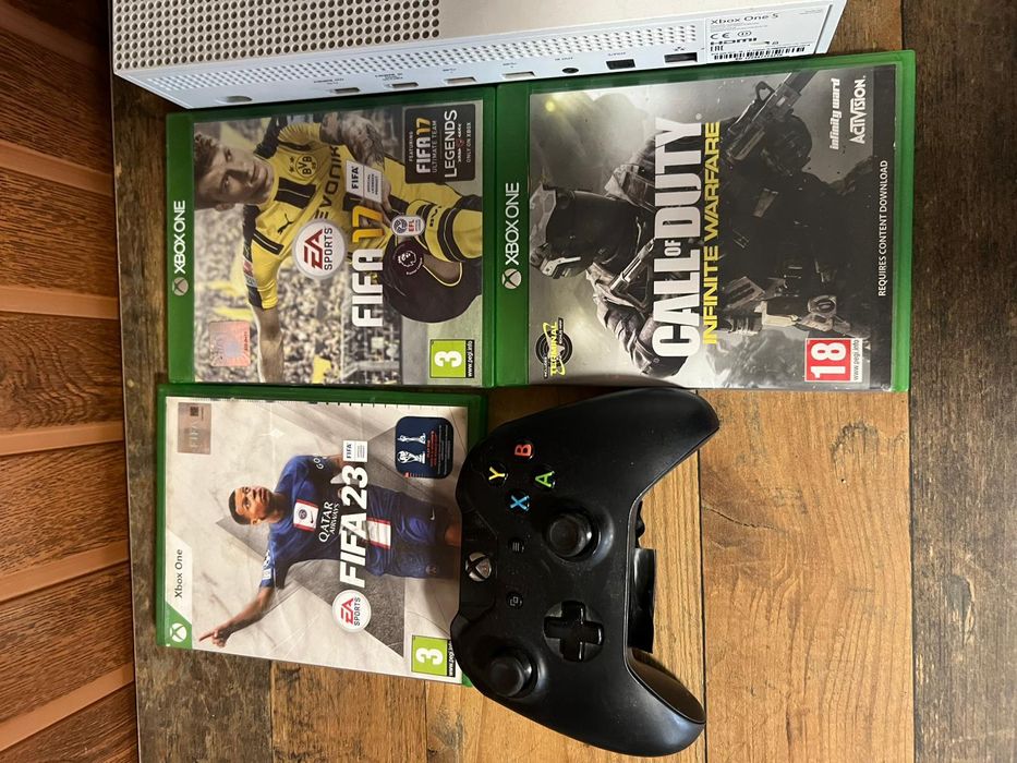 xbox one s 3 игри 2 контролери в чисто състояние всичко като нов