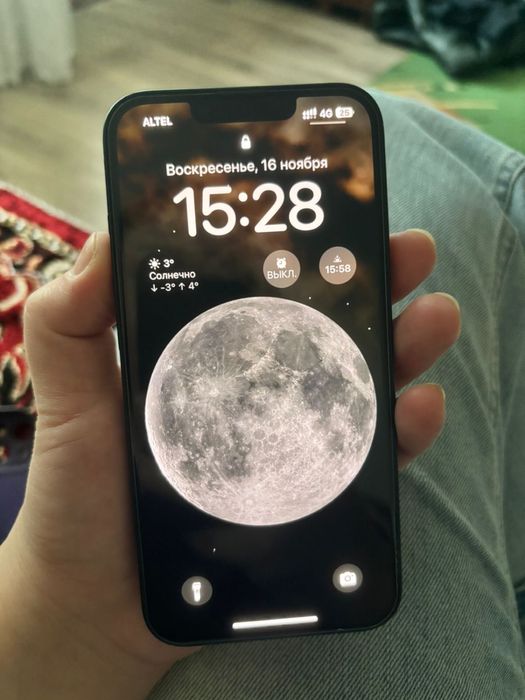 Айфон 13 в темно-синем цвете