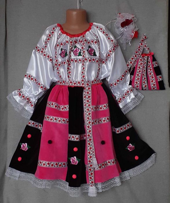 Costum popular pentru copii marimea 8 (8-9-10-11 ani) 185 lei