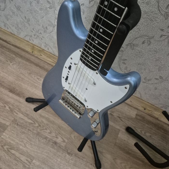 Электрогитара Squier Mustang почти фендер)