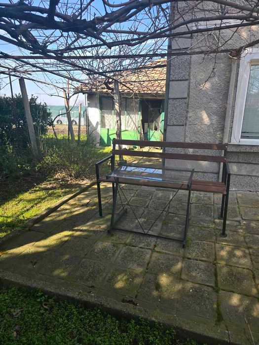 Двуетажна къща с голям двор и стопански постройки в с. Козаново