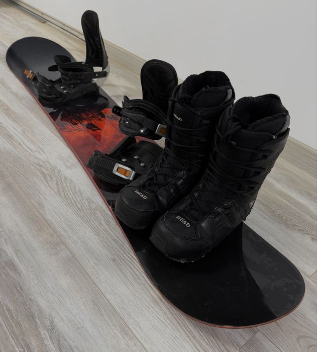 Продам сноуборд с креплениями и ботинками