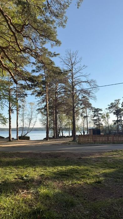 Домики на берегу озера в центре
