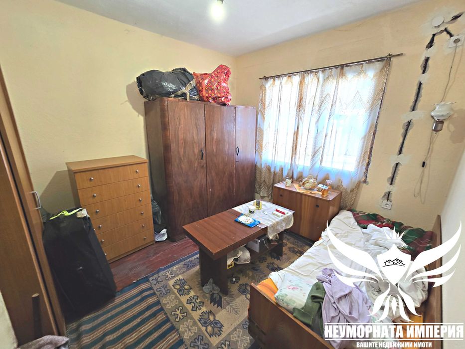 Продавам двуетажна къща 195РЗП с широк двор 1020кв. в с.Тополово