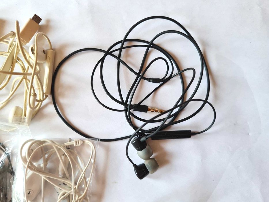 lot de căști pentru telefon mobil și diverse cabluri incarcare&date