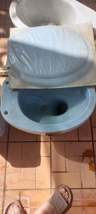 Продается сантехника унитаз чешский, раковина ческая в комплекте ,