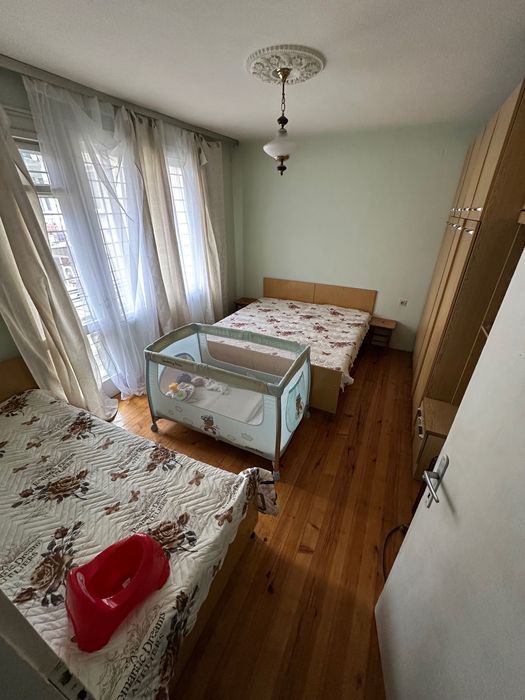 Етаж от къща + гараж и двор