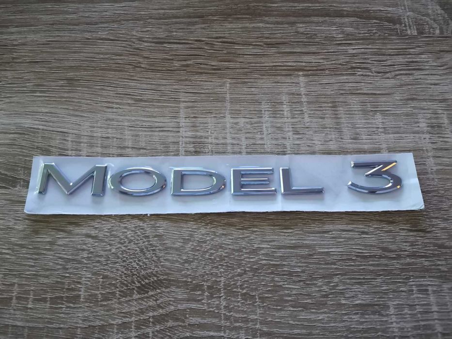 надпис сребрист гланц Tesla 3