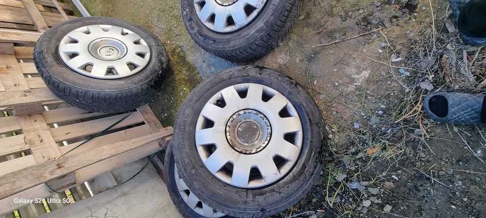 Roți cu doua cauciucuri in stare buna  de vânzare 195,65,15