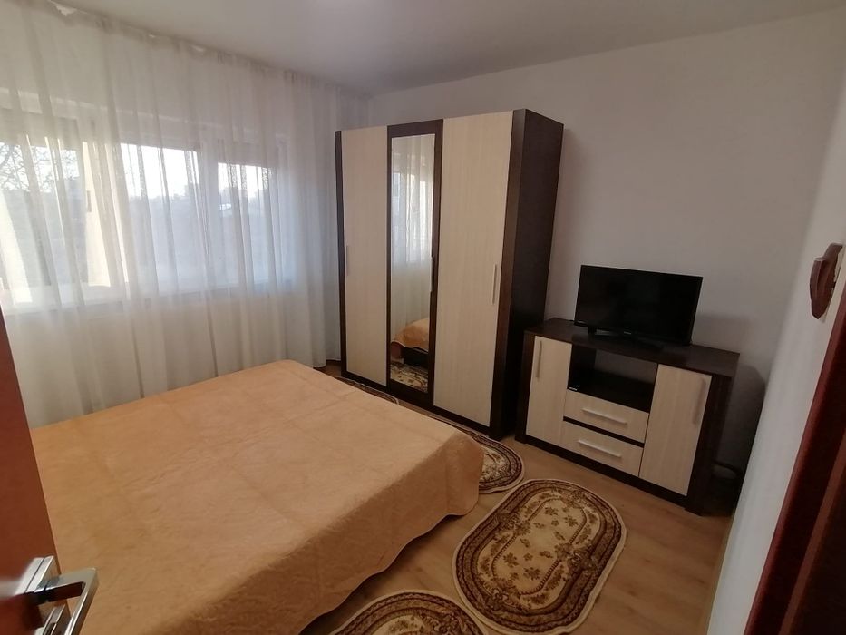 Inchiriez apartament decomandat cu doua camere
