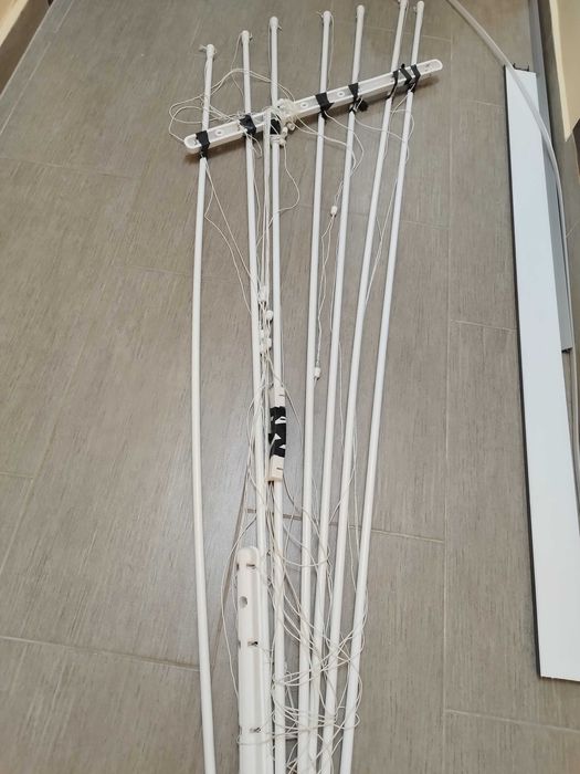 Корниз за перде и таванен простор.