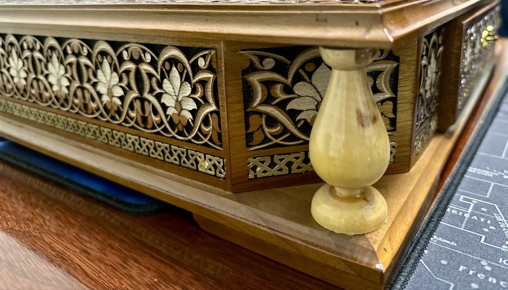 Шахматы, ручная работа. Резьба по дереву (орех). Shaxmat (55 х 55)