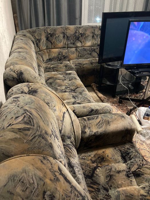 Продаю угловой диван вместе с двумя креслами