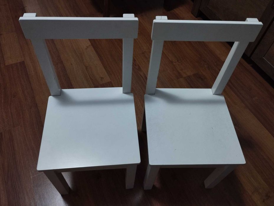 Продавам детска масичка и две дървени столчета