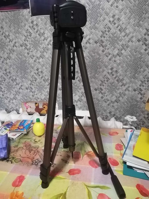 Продам фотоаппарат Canon EOS1200D