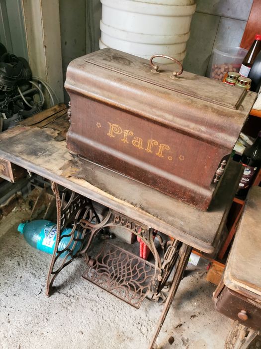 Vind 3 mașini de cusut