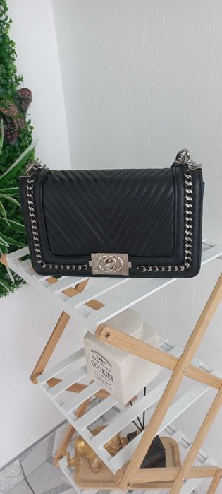 Geanta neagra cu lant argintiu