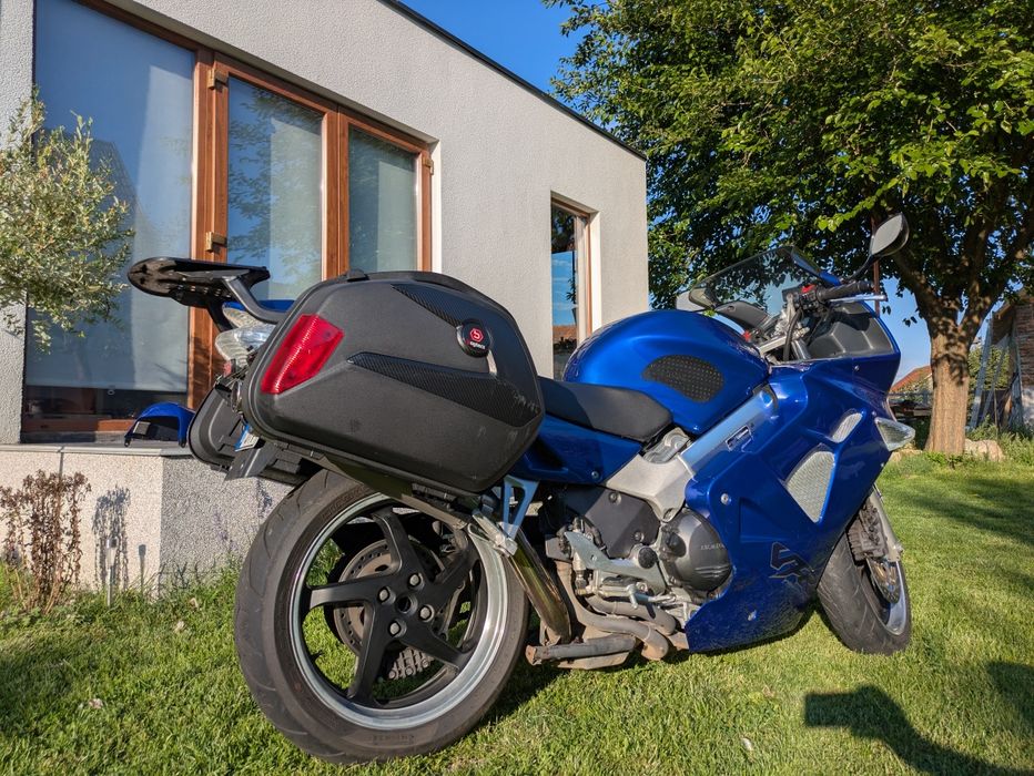 Honda Vfr 800 rc46 cu 3 cutii și accesorii