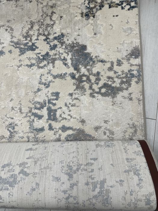 Продаю ковер 3/4 и люстру.