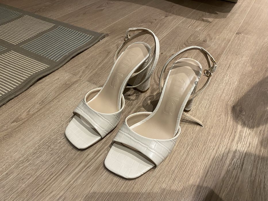 Босоножки на каблуке