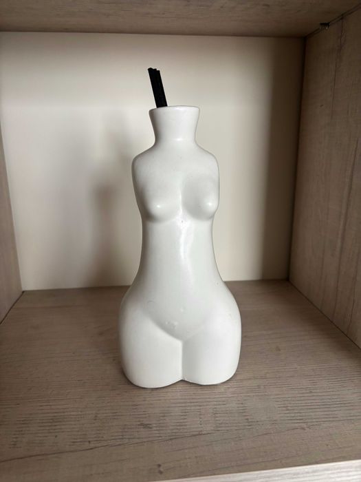 Vază decorativă formă bust feminin - albă
