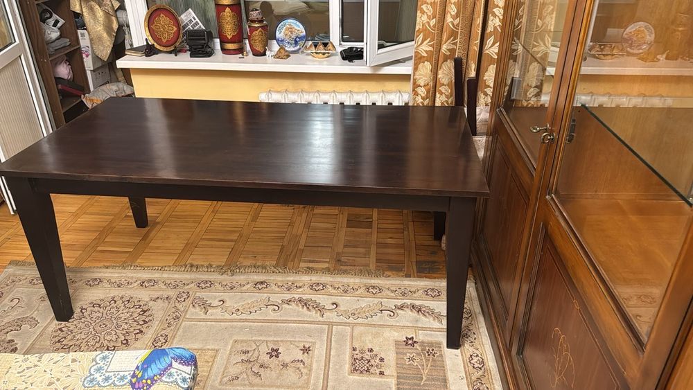 Стол для гостей в зал