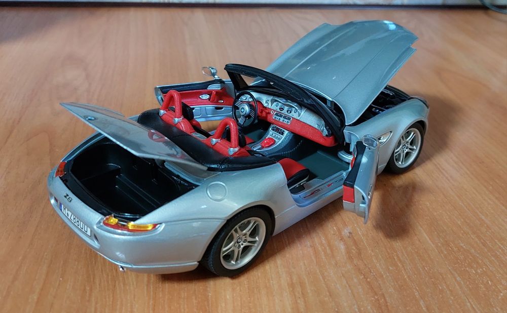 Коллекционная модель автомобиля 1-18