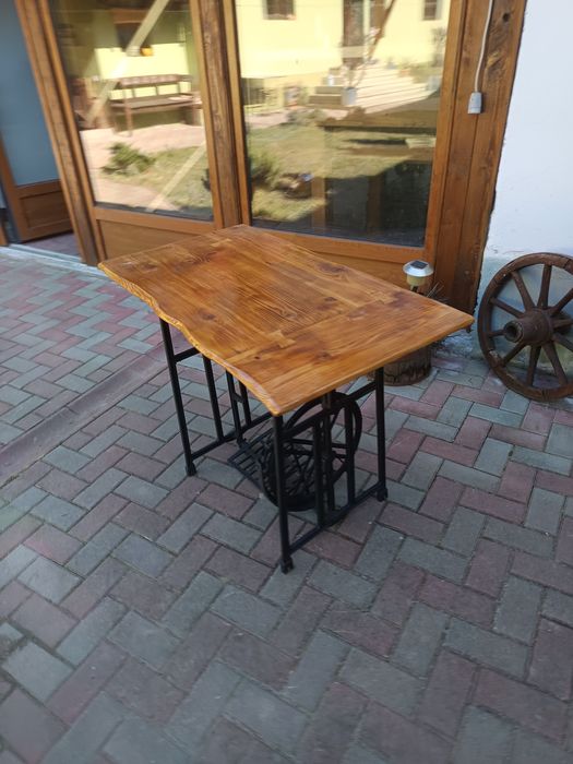 Masa exterior sau crama.