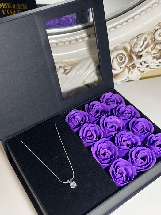 Подаръчна кутия със сапунени рози(червени, розови и лилави) + колие