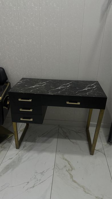 Продаётся Маникюрный  стол